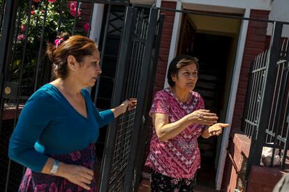 Luisa Moreno y su vecina Mireya Bustos, habitantes la población Yarur.