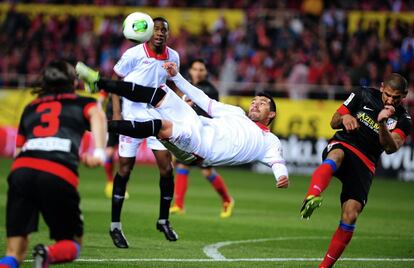 El centrocampista chileno del Sevilla Gary Medel (25 años) fue fichado por el equipo andaluz al Boca Juniors en la temporada 2010/2011. En la imagen, Medel en el partido de vuelta de la semifinal de la Copa del Rey ante el Atlético el pasado 27 de febrero.