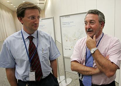 Carlos Simón, director de investigación del IVI, y Bernat Soria, ayer en Valencia.