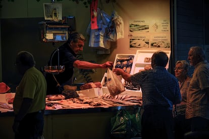 Trabajador en una pescadería en el mercado de la encarnación de Sevilla.