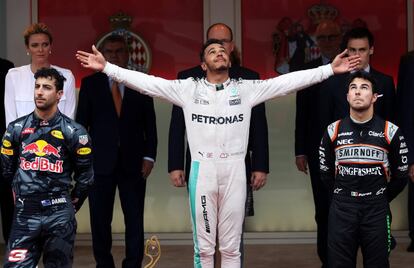 Lewis Hamilton (c) celebra su victoria junto con Daniel Ricciardo (d) y Sergio Pérez.