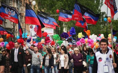 Partidarios de la autoproclamada República Popular de Donesk durante un mitin para conmemorar el primer aniversario de los referendos convocados por los separatistas prorrusos en el este de Ucrania.