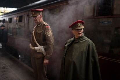 Participantes de la recreación esperan en el andén del tren 'Railway in Wartime', el 14 de octubre de 2018, en Pickering.  