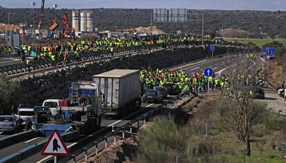 Las movilizaciones del campo continúan adelante. Este martes (día en el que se reúnen las organizaciones agrarias con el Ministerio de Trabajo), agricultores y ganaderos se han propuesto parar Extremadura para exigir una solución para un sector en crisis. En la imagen, varios agricultores extremeños en el km 174 de la N-V.