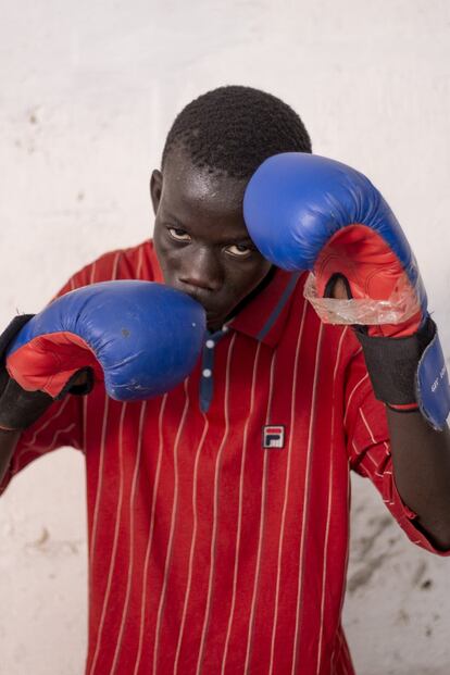 Fadel Cissé, 18 años. El 'ring' del gimasio es en realidad un espacio delimitado por unas cuerdas tendidas entre la pared y una columna. En la pared de atrás, solo cuelga una foto. Es una instantánea de un combate de Muhammad Alí. 