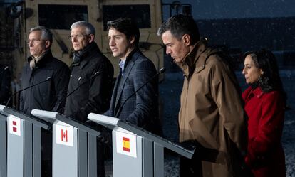 Desde la izquierda, Jens Stoltenberg, secretario general de la OTAN; Egils Levits, primer ministro de Letonia; Justin Trudeu, primer ministro de Canadá; Pedro Sánchez, presidente del Gobierno, y Margarita Robles, ministra de Defensa, este martes.