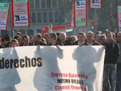 Un momento de la manifestación de los trabajadores del metro esta mañana en Bilbao.