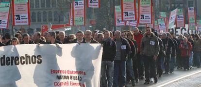 Un momento de la manifestación de los trabajadores del metro esta mañana en Bilbao.