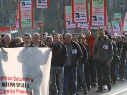 Un momento de la manifestación de los trabajadores del metro esta mañana en Bilbao.