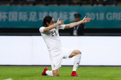 Cavani celebra su gol a Gales.