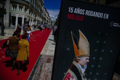 Aspecto ayer de la calle Larios, con una exposición fotográfica.
