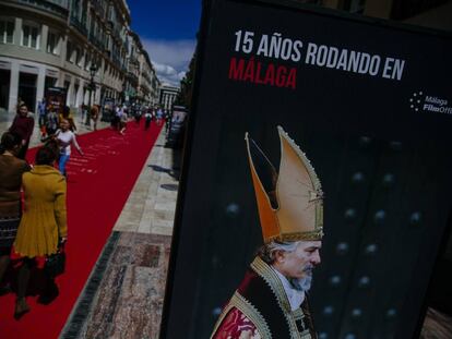 Aspecto ayer de la calle Larios, con una exposici&oacute;n fotogr&aacute;fica.