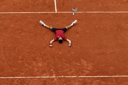 El tenista Novak Djokovic (Serbia), reacciona tras derrotar al británico Andy Murray en su último partido del torneo de tenis Roland Garros, el 5 de junio de 2016, en París (Francia).