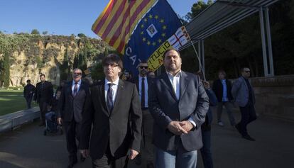 El presidente Puigdemont y el vicepresidente Junqueras, ayer en la ofrenda floral a Llu&iacute;s Companys