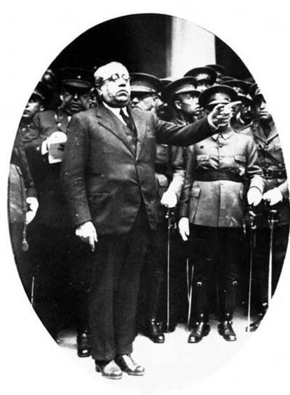 Azaña da un discurso a los militares durante unas maniobras en el Pisuerga en octubre de 1932.
