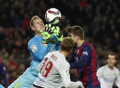 Ter Stegen trata de blocar un balón ante la presencia de Torres y Piqué.