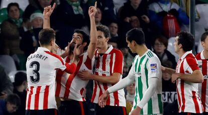Raúl García celebra el único gol del partido.