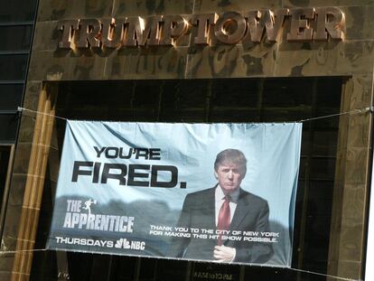 Cartel publicitario del programa 'The Apprentice' en la fachada de la Trump Tower en Nueva York (EE UU).