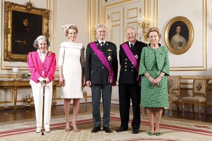 Felipe I de Bélgica (en el centro) posa en el Palacio Real junto a su esposa la reina Matilde, la reina Fabiola y sus padres, los reyes Alberto II y Paola.