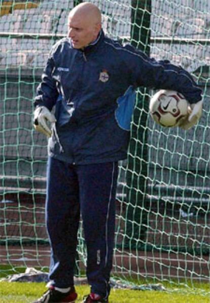 El portero del Deportivo, durante su entrenamiento en Riazor.