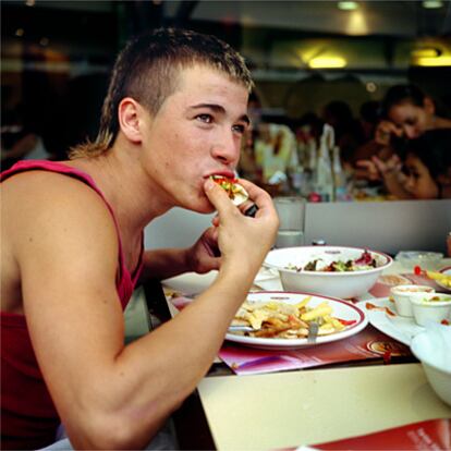 Voraz comedor de sándwiches, al joven Juan José Ballesta le gusta el cine, Parla y lucir grandes anillos de oro.