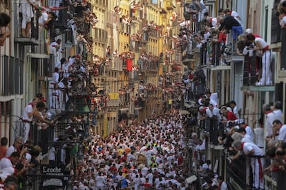 Los participantes corren delante de los toros de Alcurrucén durante el primer encierro de las fiestas de San Fermín, en Pamplona el 7 de julio de 2013. En 2020, la semana de fiestas ha sido suspendida como consecuencia de la covid-19.