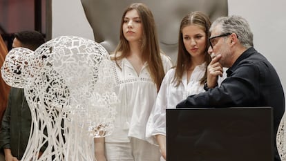 La princesa Leonor  y la infanta Sofía durante la visita al taller del artista plástico catalán Jaume Plensa, de Sant Feliu de Llobregat (Barcelona).