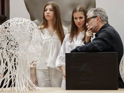 La princesa Leonor  y la infanta Sofía durante la visita al taller del artista plástico catalán Jaume Plensa, de Sant Feliu de Llobregat (Barcelona).