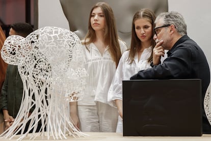 La princesa Leonor  y la infanta Sofía durante la visita al taller del artista plástico catalán Jaume Plensa, de Sant Feliu de Llobregat (Barcelona).