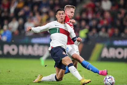 El central checo Zima se anticipa a Cristiano durante el partido en Praga, este sábado.