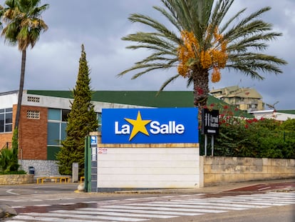 Vista de la entrada al colegio La Salle de Palma de Mallorca, este lunes.