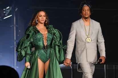 Beyoncé a Jay-Z

Son una de las parejas más importantes y acaudaladas de la industria musical y las sorpresas entre ellos así lo corroboran. Con motivo del Día del Padre de 2013, Beyoncé desembolsó la friolera de 35 millones de euros para regalarle a su pareja su propio jet privado.