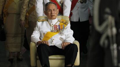 El Rey de Tailandia, Bhumibol Adulyadej, saliendo de un hospital en 2011.