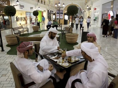Ciudadanos catar&iacute;es se relajan en un cafe del centro comercial Villagio en Doha (Catar).
