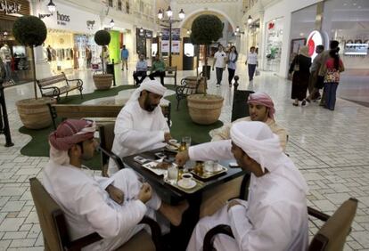 Ciudadanos catar&iacute;es se relajan en un cafe del centro comercial Villagio en Doha (Catar).