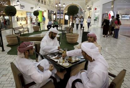 Ciudadanos cataríes se relajan en un cafe del centro comercial Villagio en Doha (Catar).