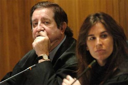 Javier de la Rosa, junto a su hija y abogada, Gabriela de la Rosa, en la Audiencia Nacional.