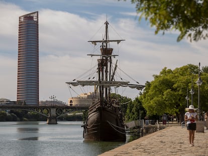 Réplica de la nao 'Victoria', ayer en el  muelle de Marqués de Contadero, en Sevilla.