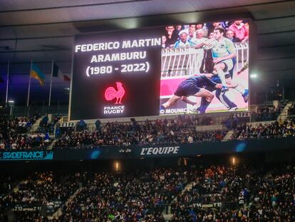 Homenaje al exjugador de rugby argentino Federico Aramburu, asesinado el sábado en París, durante el partido de Seis Naciones Francia-Inglaterra ese mismo día en las afueras de la capital francesa