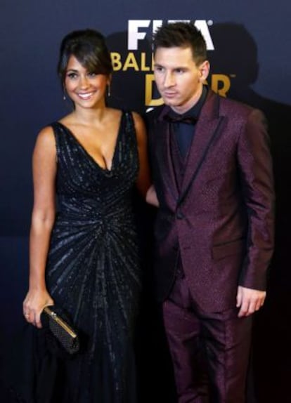 Lionel Messi y su mujer, Antonella Roccuzzo, a su llegada a los premios de la FIFA en 2014.