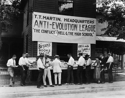 Una liga "anti evolución" celebra una venta de libros en la apertura del Juicio del Mono de Scopes, en el que el profesor de biología John T. Scopes es procesado por enseñar la evolución en su clase.