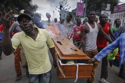 Un grupo de partidarios de la oposición traslada un ataúd durante una protesta en Nairobi, Kenia.