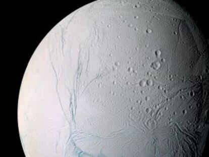 La luna Encelado de Saturno, con las largas fracturas en su superficie, llamadas rayas de tigre, por las que salen chorros de hielo y vapor de agua.