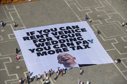 Todos estos invitados llegan después de que activistas del grupo ambientalista internacional Greenpeace desplegaran una pancarta gigante con la imagen de Jeff Bezos y el mensaje "Si alquilas Venecia para tu boda, pagarás más impuestos" en la plaza de San Marcos de Venecia el 23 de junio de 2025.