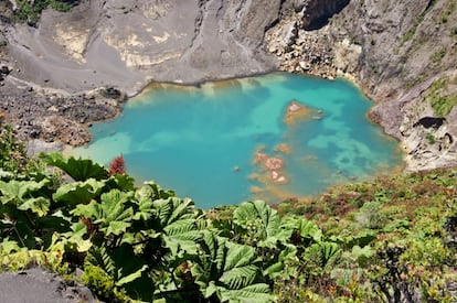 O lago do vulcão Irazú é um espetáculo para a vista. Localizado a uma hora e meia de San José (Costa Rica), é o mais alto do país com 3.400 metros. A cúpula do vulcão tem várias crateras, mas o mais conhecido é a que abriga um lago de cor turquesa. O motivo é a combinação dos minerais da água com o reflexo da luz. O vulcão ainda está ativo, no entanto a última erupção registrada foi em 1963. Embora não seja comum, em dias claros é possível avistar, desde o cume, a costa do mar do Caribe.