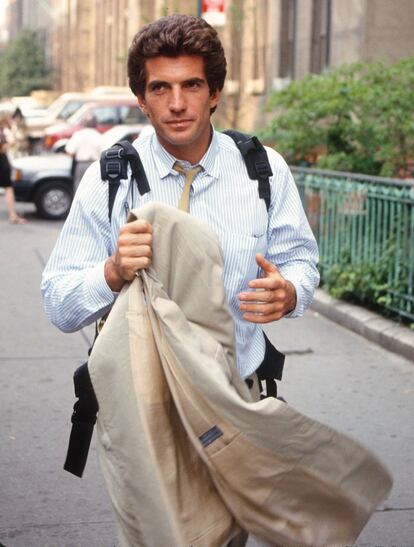 John-John Kennedy con camisa, corbata y mochila por las calles de Nueva York en 1993.