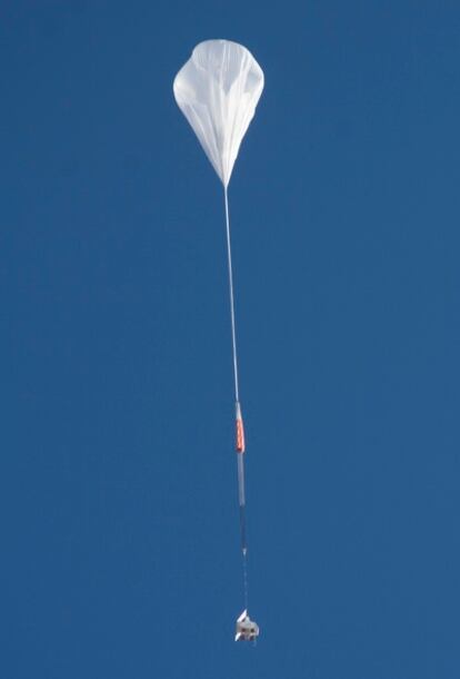 El telescopio solar <i>Sunrise</i> inicia su misión suspendido de un globo el 8 de junio de 2009.