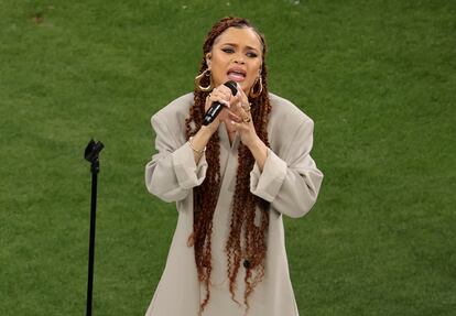 Andra Day interpreta Lift Every Voice and Sing antes de presentar a los equipos.