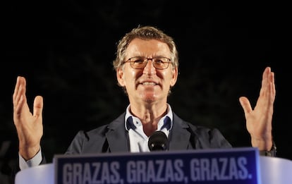 El presidente de la Xunta, Alberto Núñez Feijóo, tras revalidar su cuarta mayoría absoluta, el domingo por la noche, en un hotel de Santiago de Compostela.