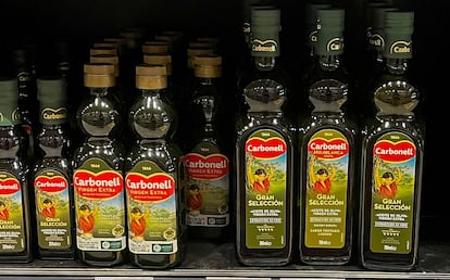 Botellas de aceite de oliva de marca Carbonell, propiedad de Deoleo.